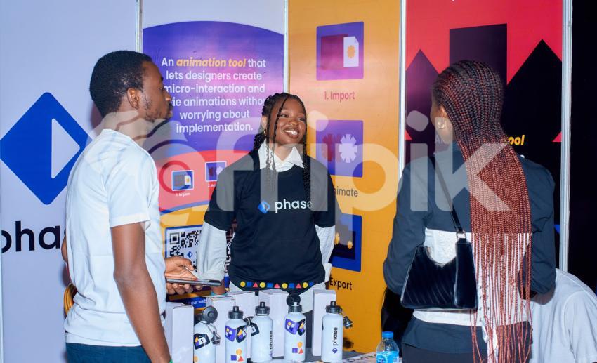 Some attendees talking at UDC 2024