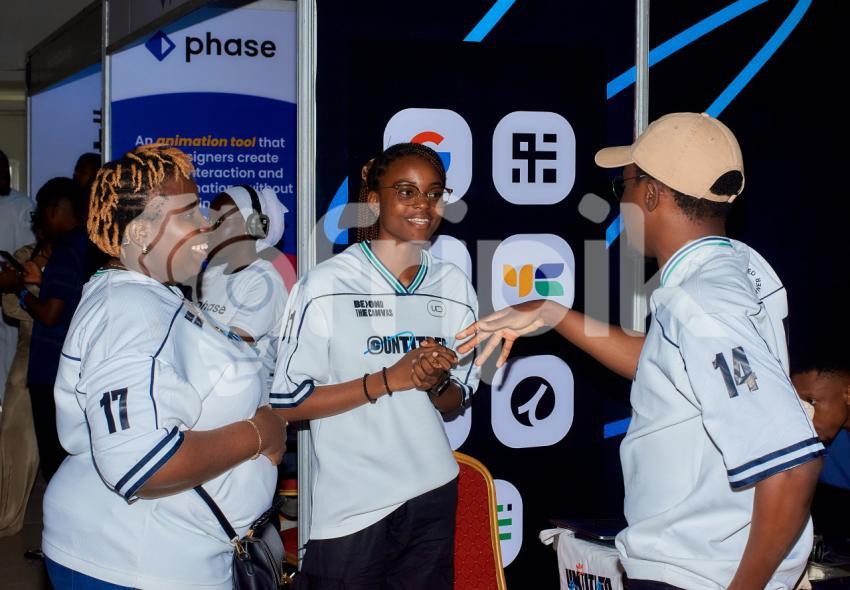 Attendees chatting at UDC 2024