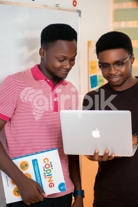 2 teachers using a laptop 1